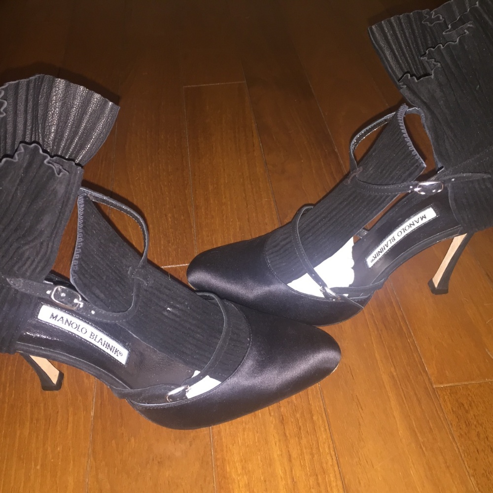 Authentic Manolo Blahnik Ruffled Pumps - Picture 4 of 10